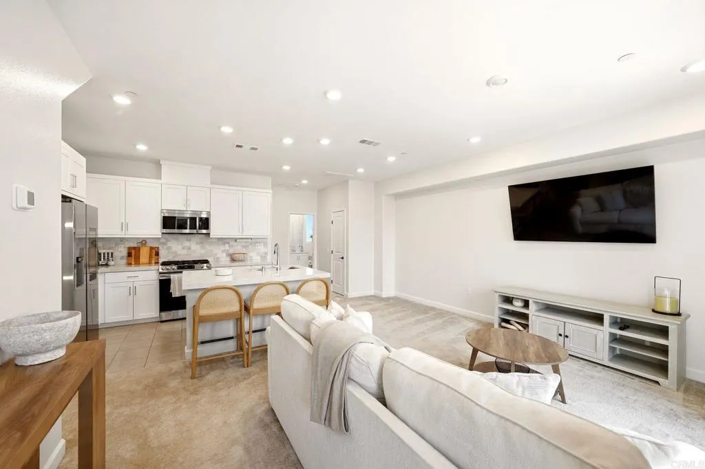 https://cdn.realtyfeed.com/cdn/127/306800042/809fe8c2ab3eee7ebbb73a4a14d724db.webp