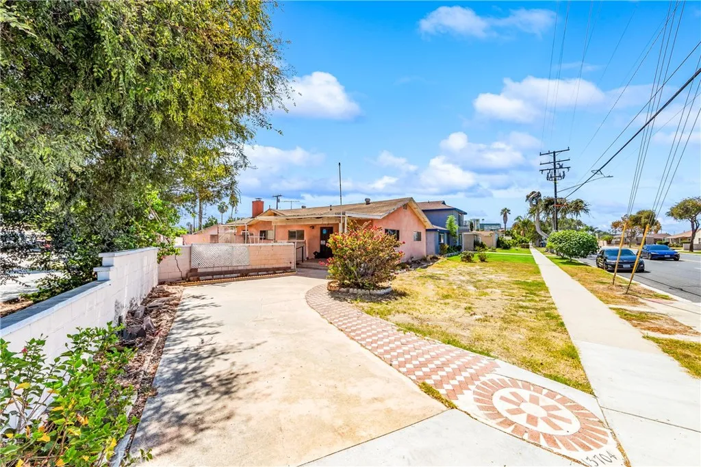 Bellflower, CA 90706