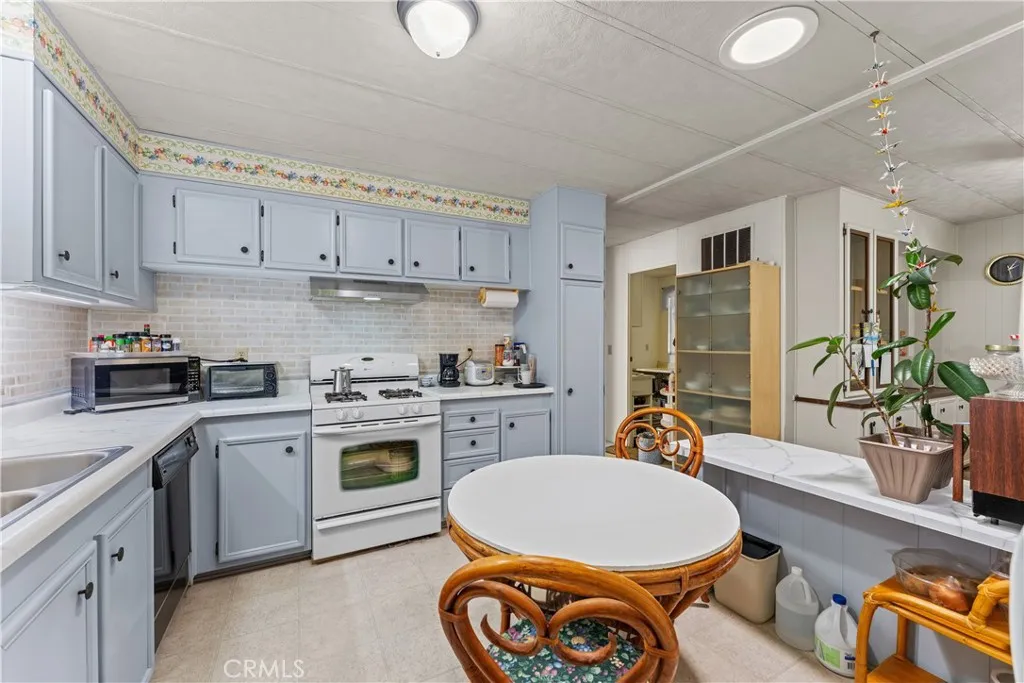 https://cdn.realtyfeed.com/cdn/127/306800361/bd22f14e9a38450a6c4f9b68a2a7f233.webp