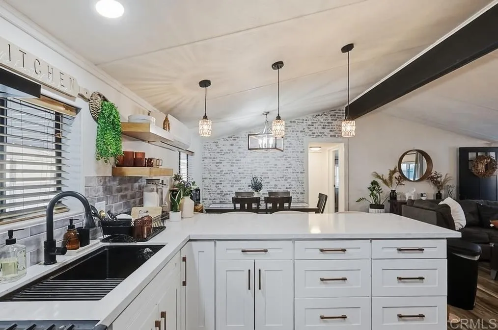 https://cdn.realtyfeed.com/cdn/127/306800523/e16d913f9beca70d32ef620fe58679a4.webp