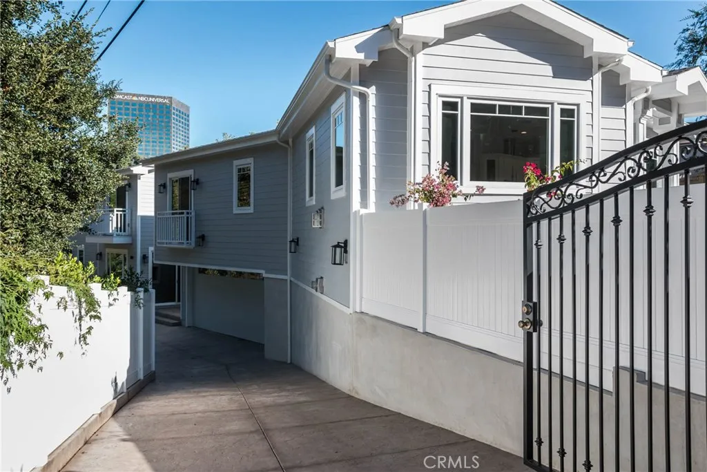 Los Angeles, CA 90068