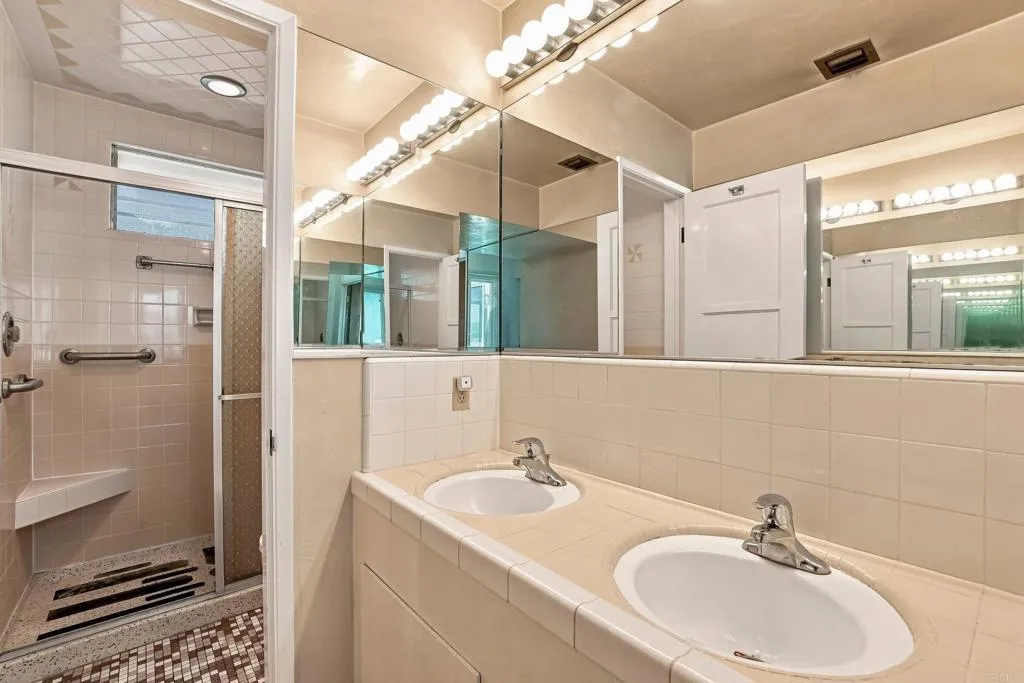 https://cdn.realtyfeed.com/cdn/127/306801785/198a387765f0cc28328631d577eb9842.webp