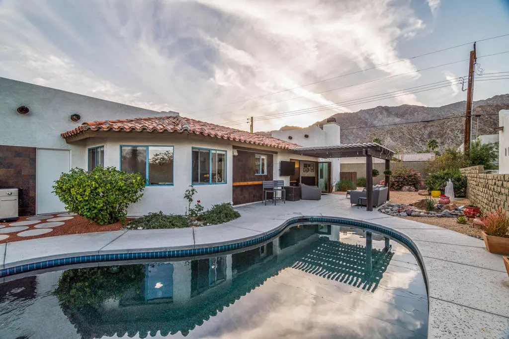 52525 Avenida Obregon