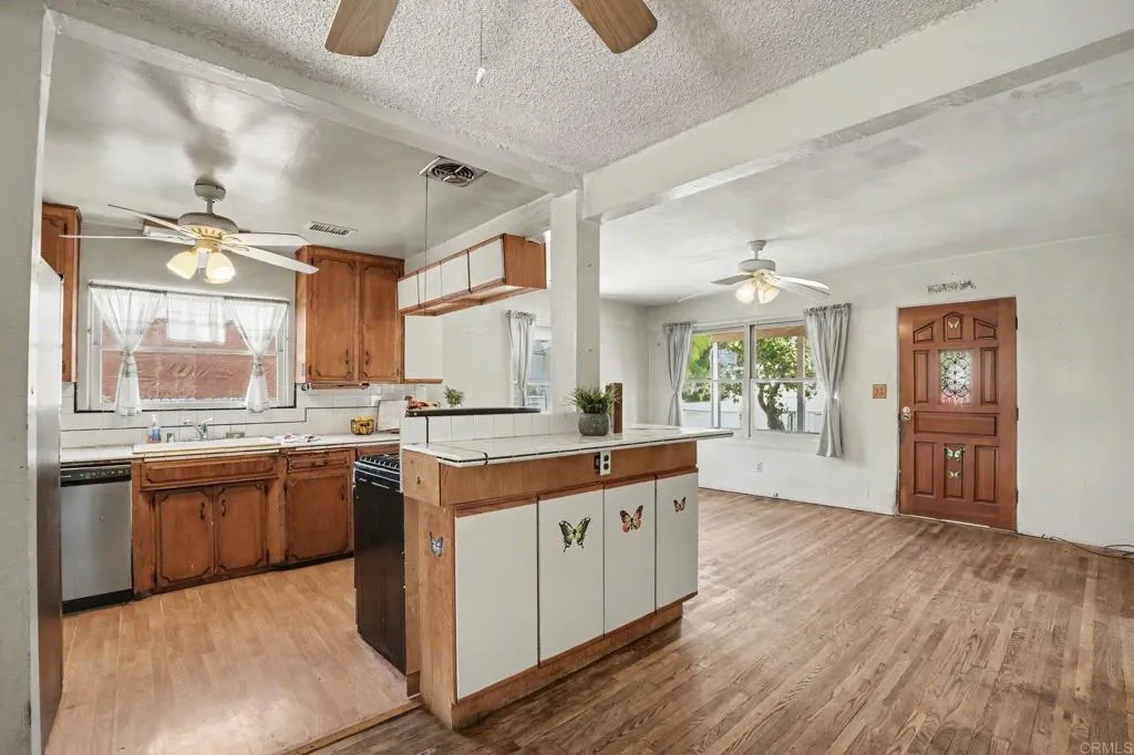 https://cdn.realtyfeed.com/cdn/127/307060909/24541aab054c13705a39951da78ba110.webp