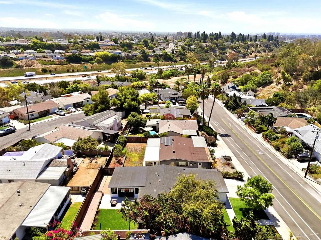 https://cdn.realtyfeed.com/cdn/127/307061440/90a9019668aa5045b98fd834cd9b4d05.webp