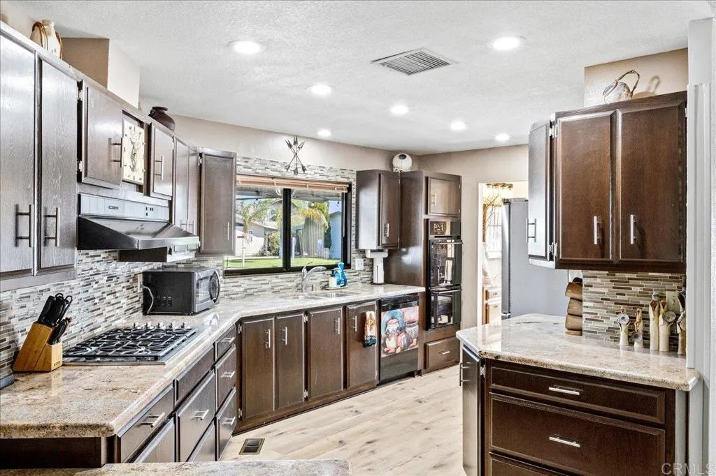 Hemet, CA 92543