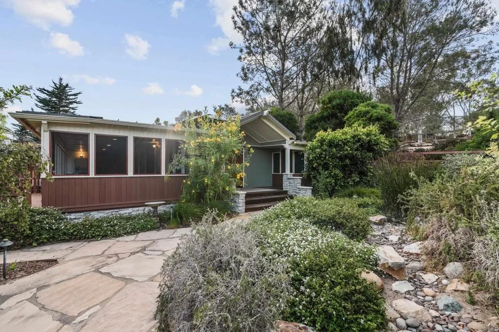 https://cdn.realtyfeed.com/cdn/127/307062614/de857c2cb4afd0420cb7fbd5836945f1.webp