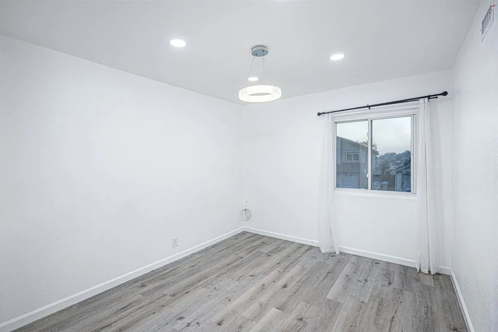https://cdn.realtyfeed.com/cdn/127/307062758/b70e0f6d18894759c0ae613072b20497.webp