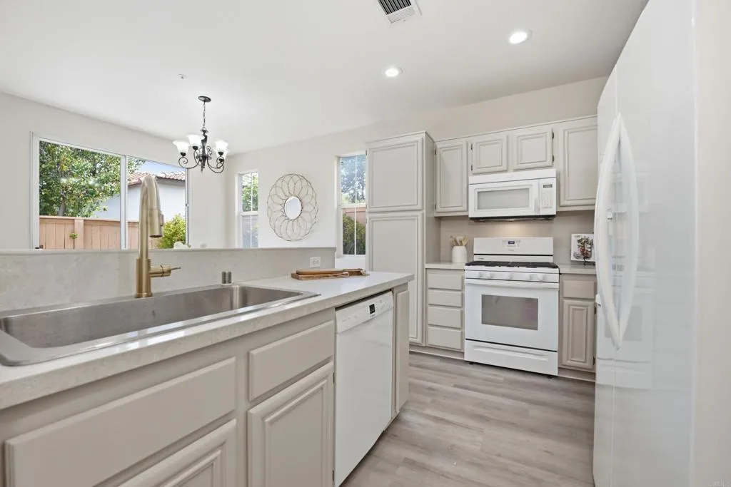 https://cdn.realtyfeed.com/cdn/127/307062773/a1953050c11e299623bf8f4a3db63fc7.webp
