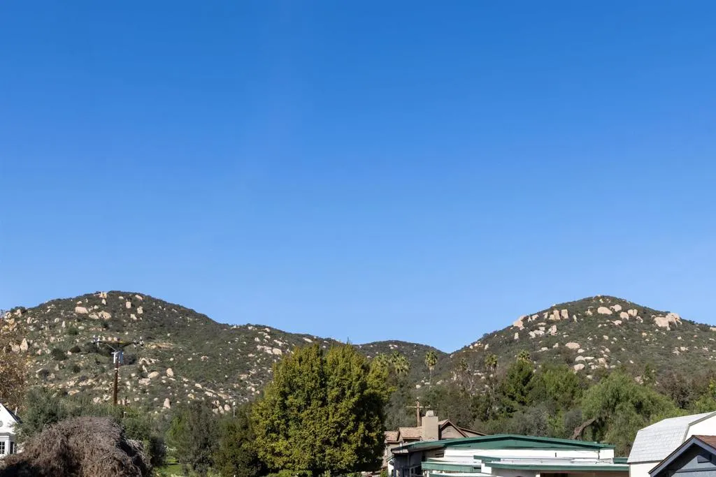 https://cdn.realtyfeed.com/cdn/127/307063090/c2577f596ef53d3631baf13ba6702f61.webp