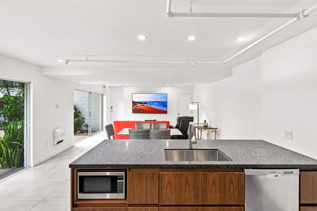 https://cdn.realtyfeed.com/cdn/127/307063153/52b7190c51b7f23e52be5358cd09e398.webp