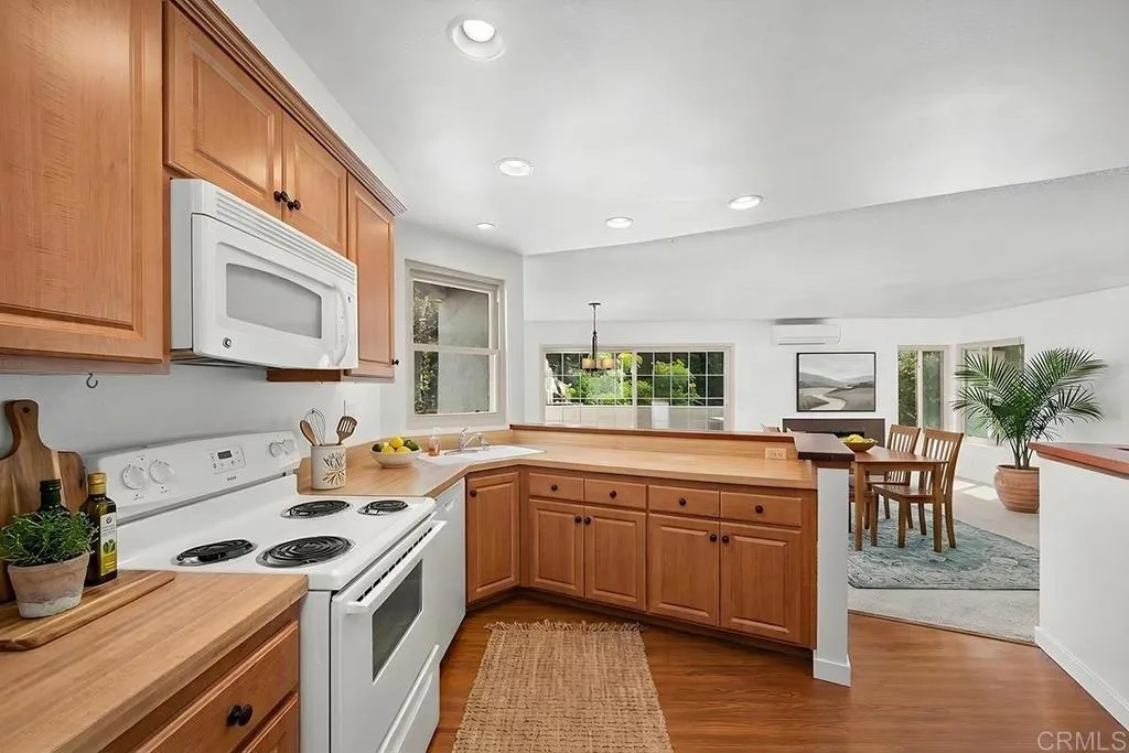 https://cdn.realtyfeed.com/cdn/127/307063155/31c4ef9d8b5d4c8eac3de7459afb404c.webp