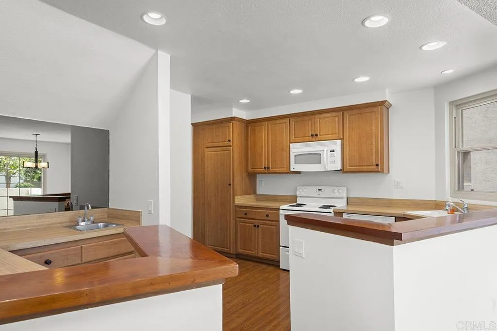 https://cdn.realtyfeed.com/cdn/127/307063155/b015b7e9e58328353a1c810d28ac60d5.webp
