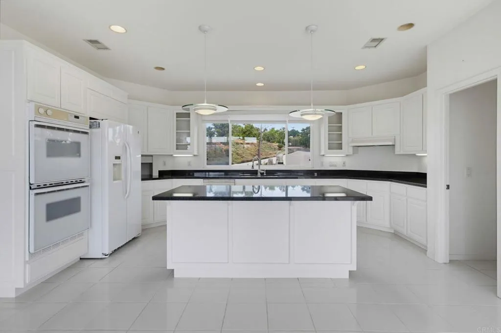 https://cdn.realtyfeed.com/cdn/127/307063275/a030e0d4f3706708a2479433796792ab.webp