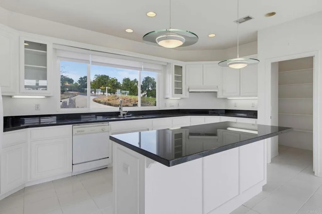 https://cdn.realtyfeed.com/cdn/127/307063275/f18eabbcae1313d670447e956ce7eb8b.webp