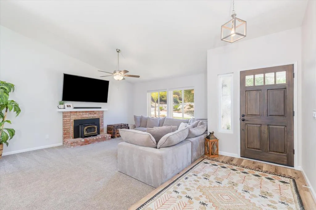 https://cdn.realtyfeed.com/cdn/127/307063562/12450bac3fecdd4e83aa5cf9d93c5992.webp