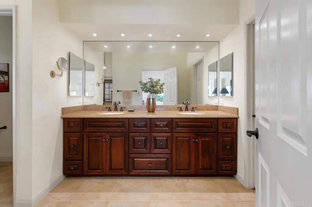 https://cdn.realtyfeed.com/cdn/127/307063568/6dc82431672f970323bf75e1e2dc71b9.webp