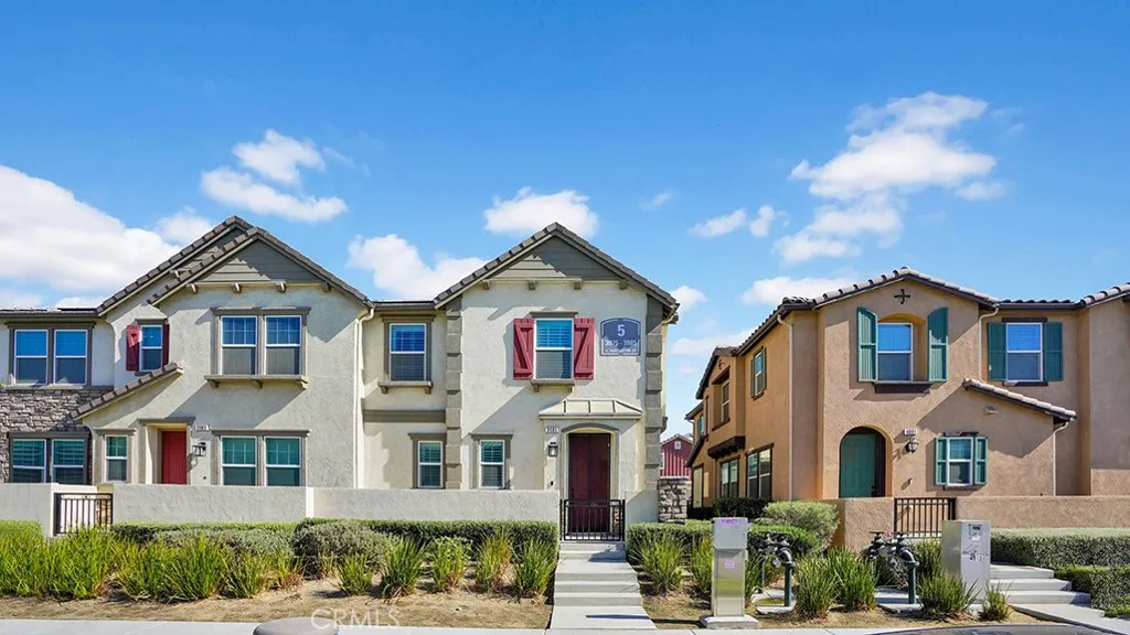 3985 E Huntington