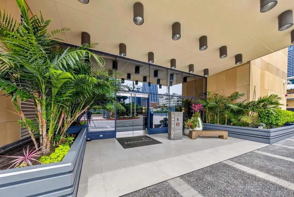 1325 Pacific Highway 1107/1101