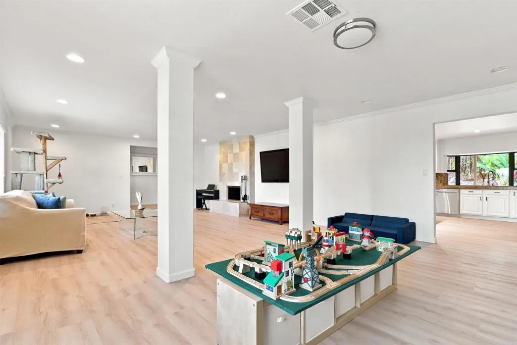 https://cdn.realtyfeed.com/cdn/127/307066012/1733984d1e90ed3cbc54e781834ec707.webp