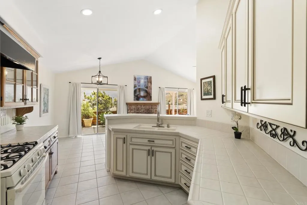 https://cdn.realtyfeed.com/cdn/127/307066142/1bf8487b45ecb6c79c8d4b679c0630c9.webp
