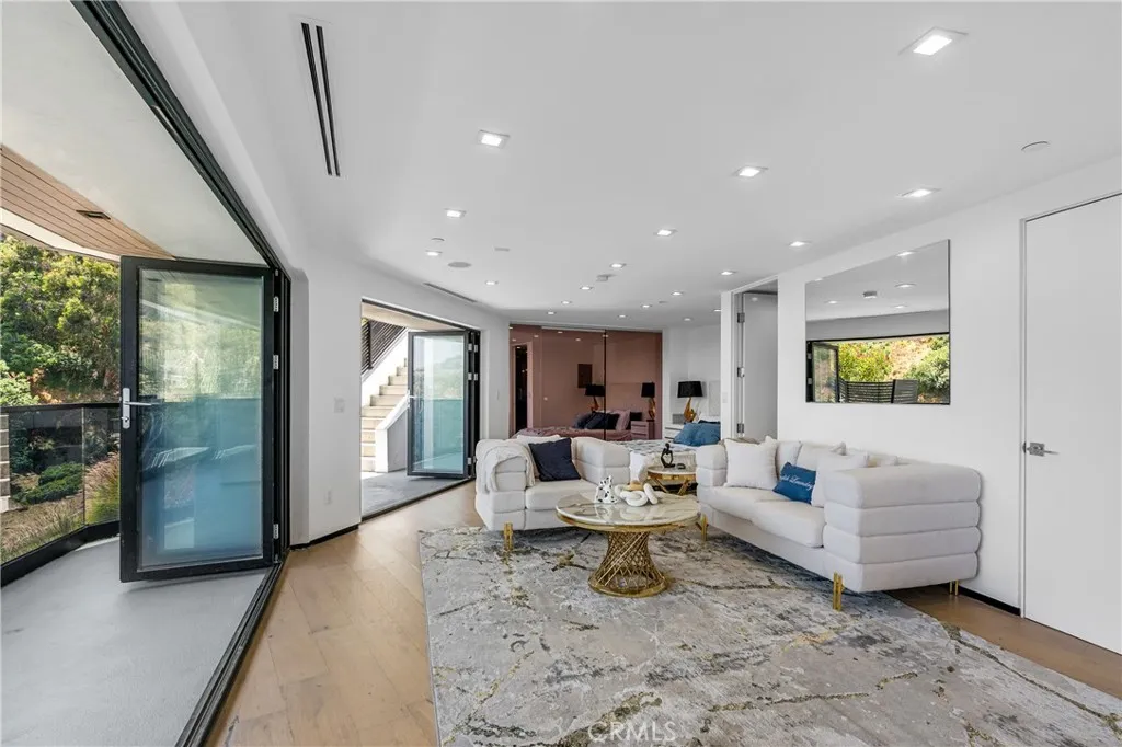 Hollywood Hills, CA 90046