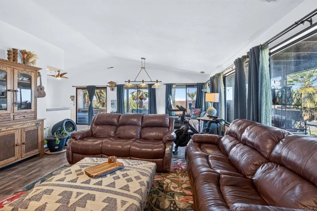 https://cdn.realtyfeed.com/cdn/127/307066454/735a5c3f3bc78bd42f116f0148d10ab9.webp