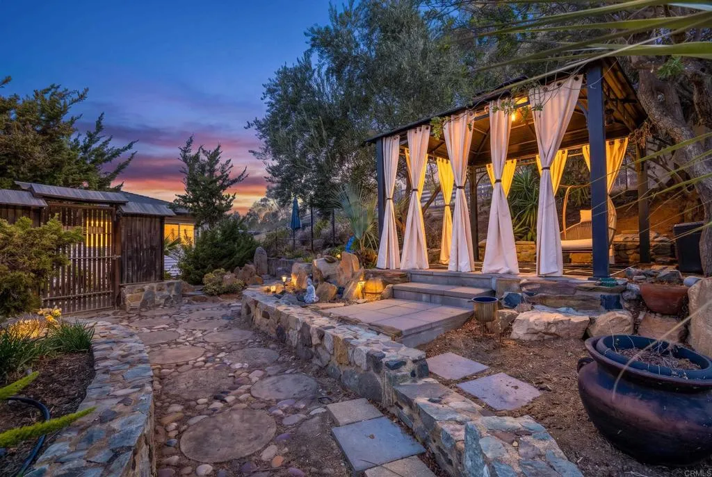 https://cdn.realtyfeed.com/cdn/127/307066454/76844837cf6d0f15efd6d3a022c0970f.webp