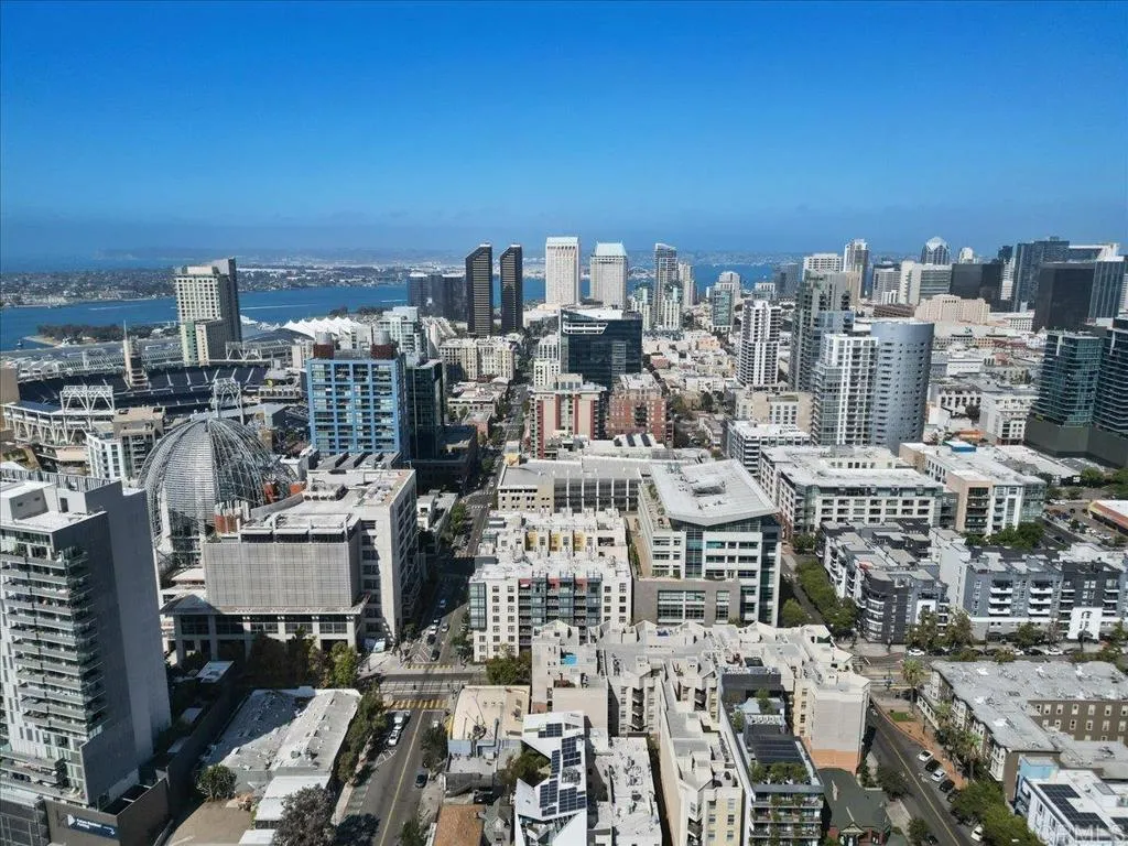 https://cdn.realtyfeed.com/cdn/127/307066512/8d9e1c81023f9b950cef3d83b8c42322.webp