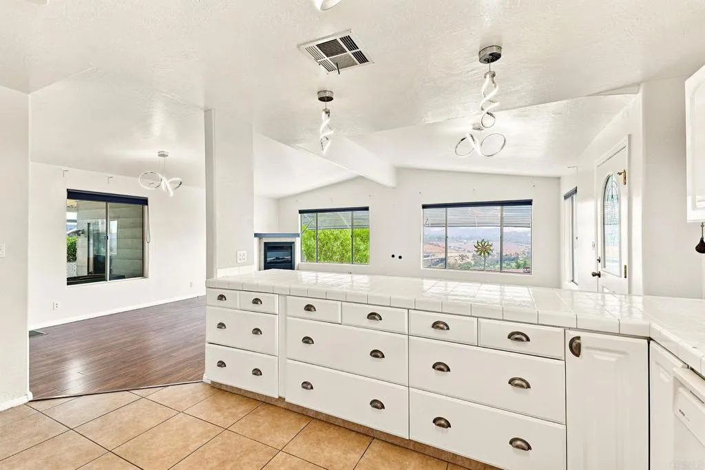 https://cdn.realtyfeed.com/cdn/127/307066915/051ae3221612605dc1cb0a2e44a81500.webp