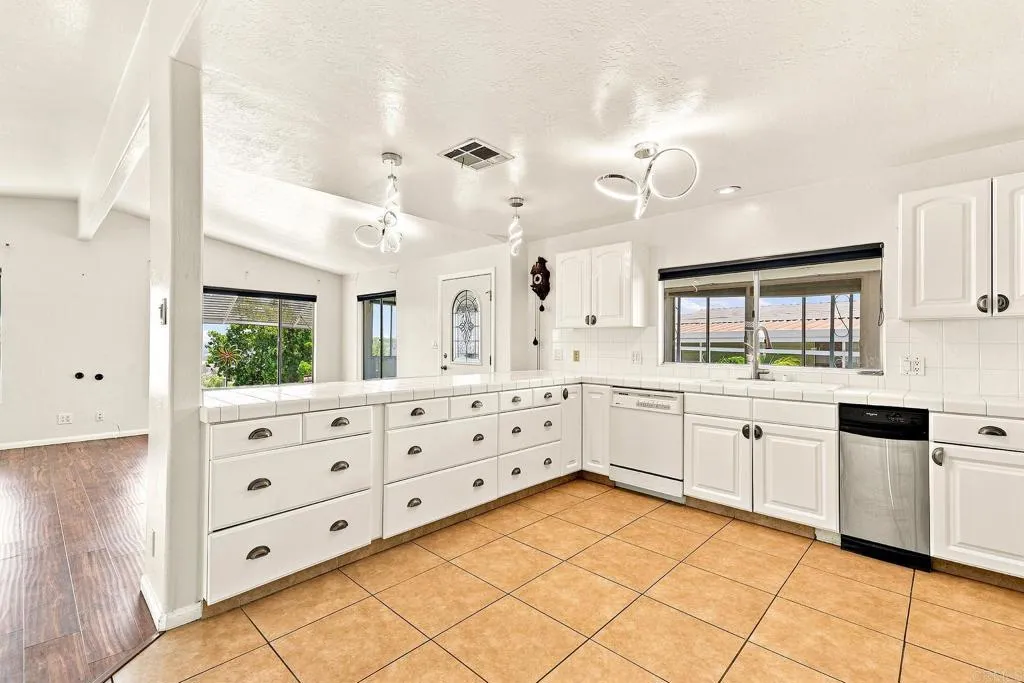 https://cdn.realtyfeed.com/cdn/127/307066915/2176bbdace454908703839727e7bdb09.webp