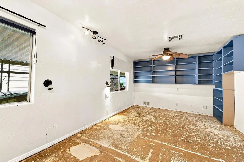 https://cdn.realtyfeed.com/cdn/127/307066915/8eb7e9ea6f48c61cd1c55e696b9d9f25.webp