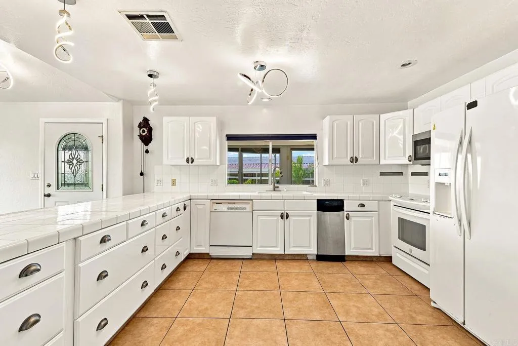 https://cdn.realtyfeed.com/cdn/127/307066915/e128e3aeebfb680aea60dff835e75395.webp