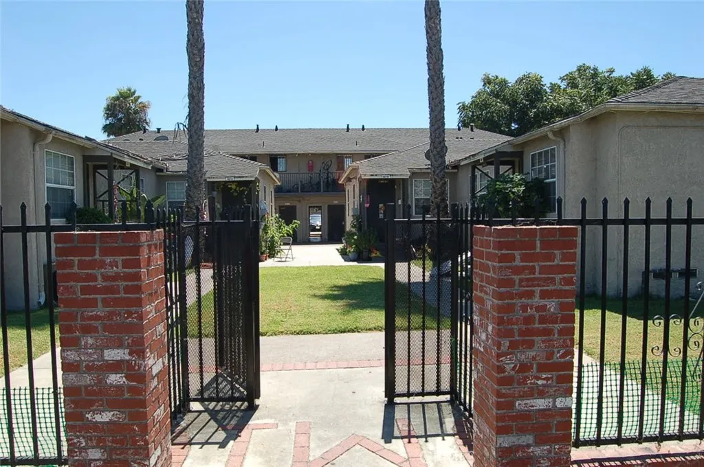 Compton, CA 90220