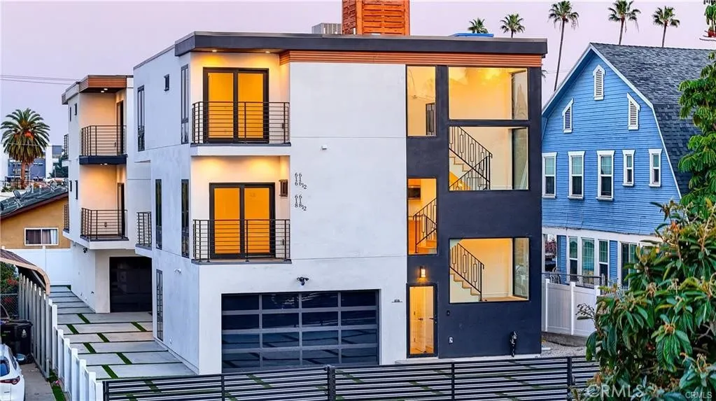 Los Angeles, CA 90004