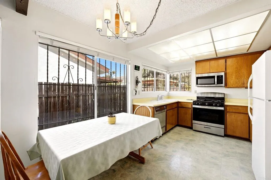 https://cdn.realtyfeed.com/cdn/127/307067752/38a53f5a21ba2ca6952d1ecfd12fd484.webp