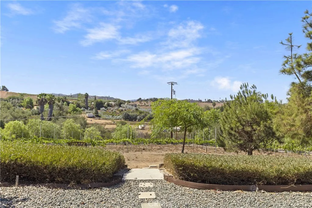 https://cdn.realtyfeed.com/cdn/127/307067854/e4d25f79cb8e86cd3a515e6cb8f18eef.webp