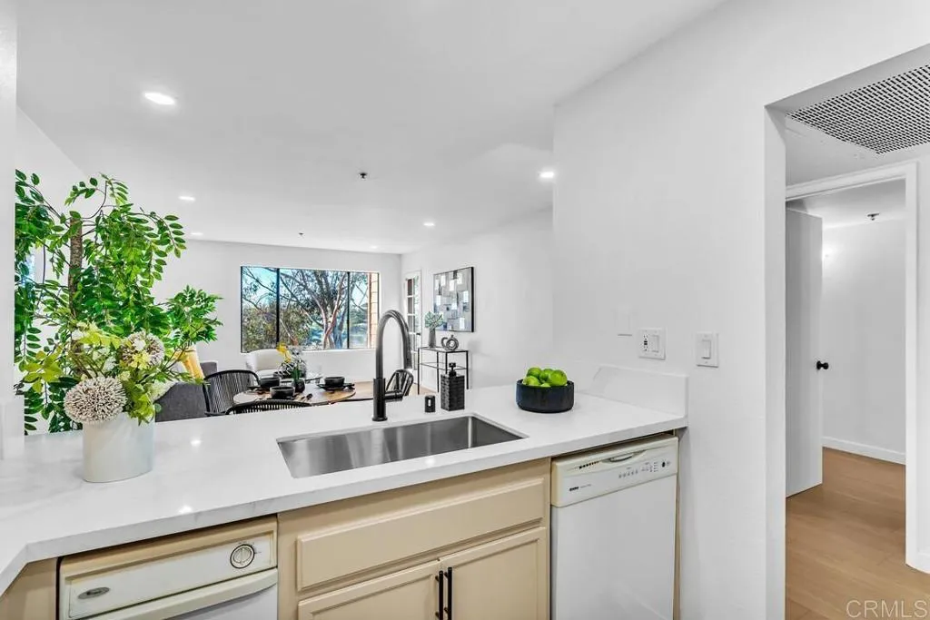 https://cdn.realtyfeed.com/cdn/127/307068012/ff0f167b343f9ccbec06abbd8c93c6dc.webp