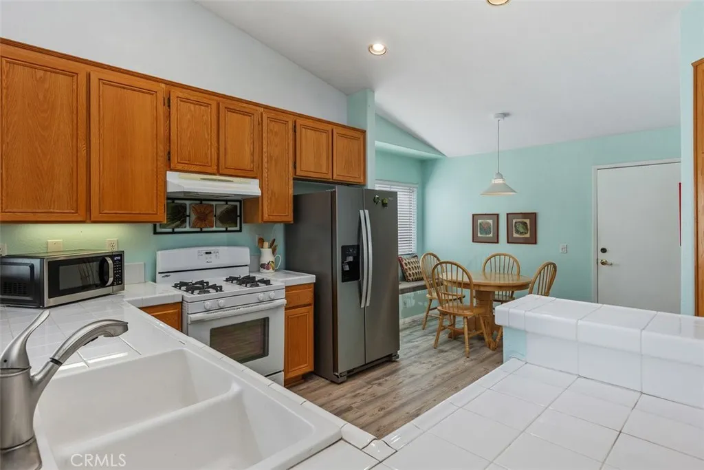 https://cdn.realtyfeed.com/cdn/127/307068040/6e61b04e1bd4110557cb9344749ee684.webp