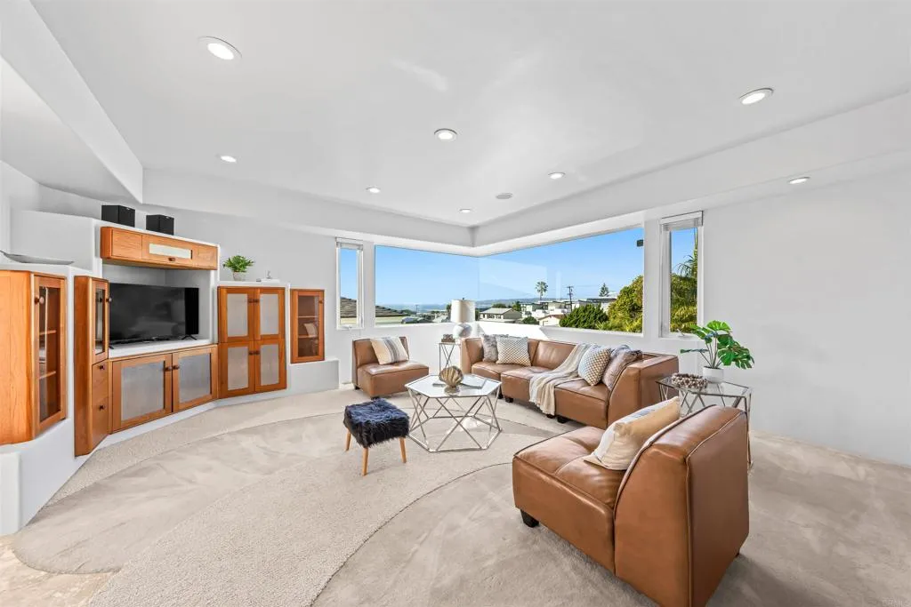 https://cdn.realtyfeed.com/cdn/127/307068106/ce527c6f70c27a89bf6ec8a81c4de12c.webp