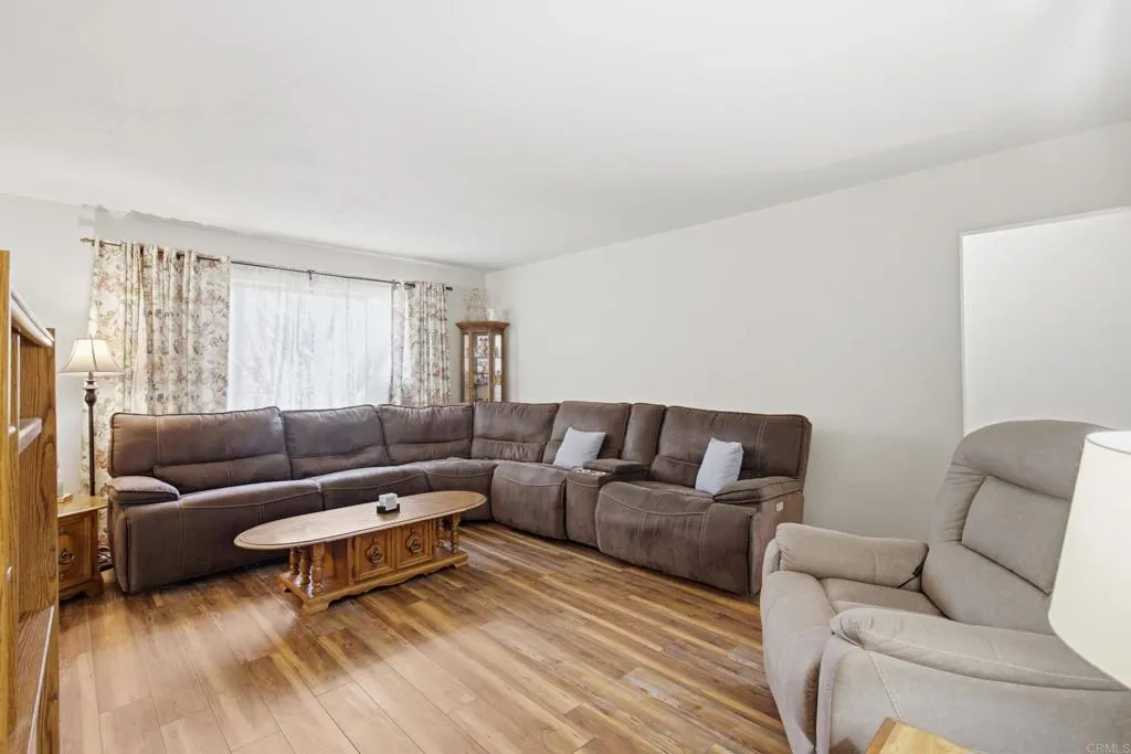 https://cdn.realtyfeed.com/cdn/127/307068301/9efc7719f602c7a52e571f5f08ef4dc7.webp
