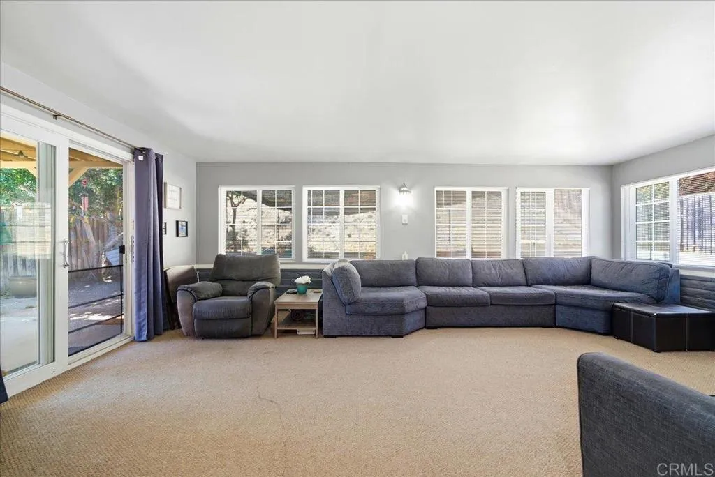 https://cdn.realtyfeed.com/cdn/127/307068442/f41a36e0dbf619816bd41a3890f686c2.webp