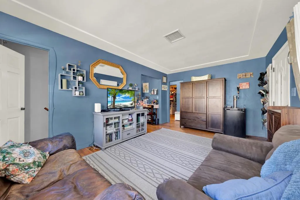 https://cdn.realtyfeed.com/cdn/127/307068623/2e9fe91b6f21fac45f90afec143a2d04.webp