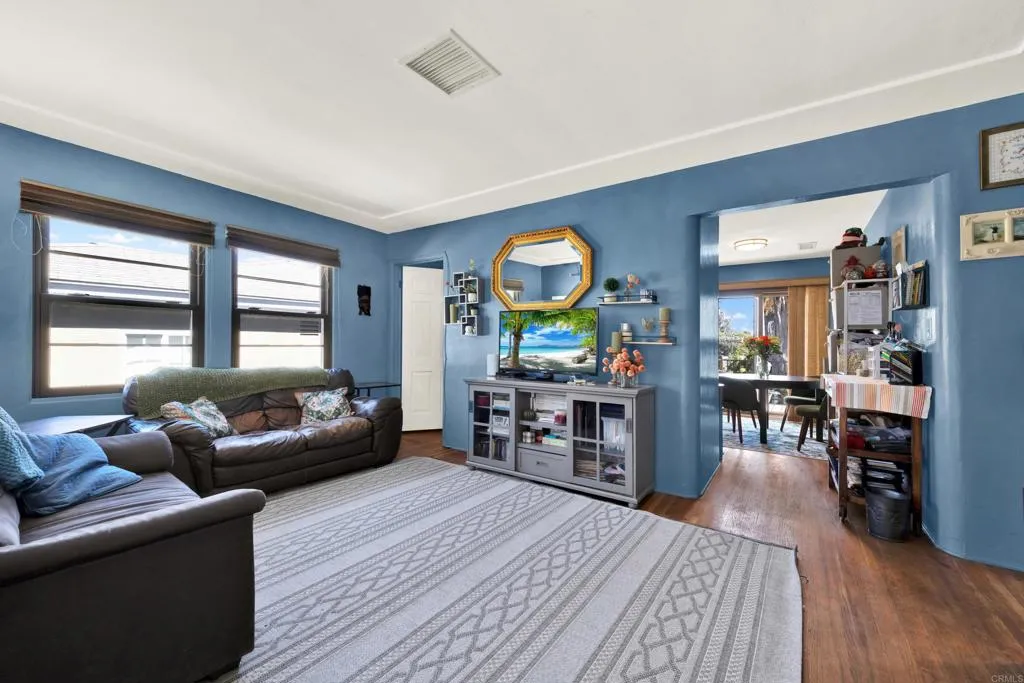 https://cdn.realtyfeed.com/cdn/127/307068623/be8d1afe0574476fc8f914599f18d969.webp