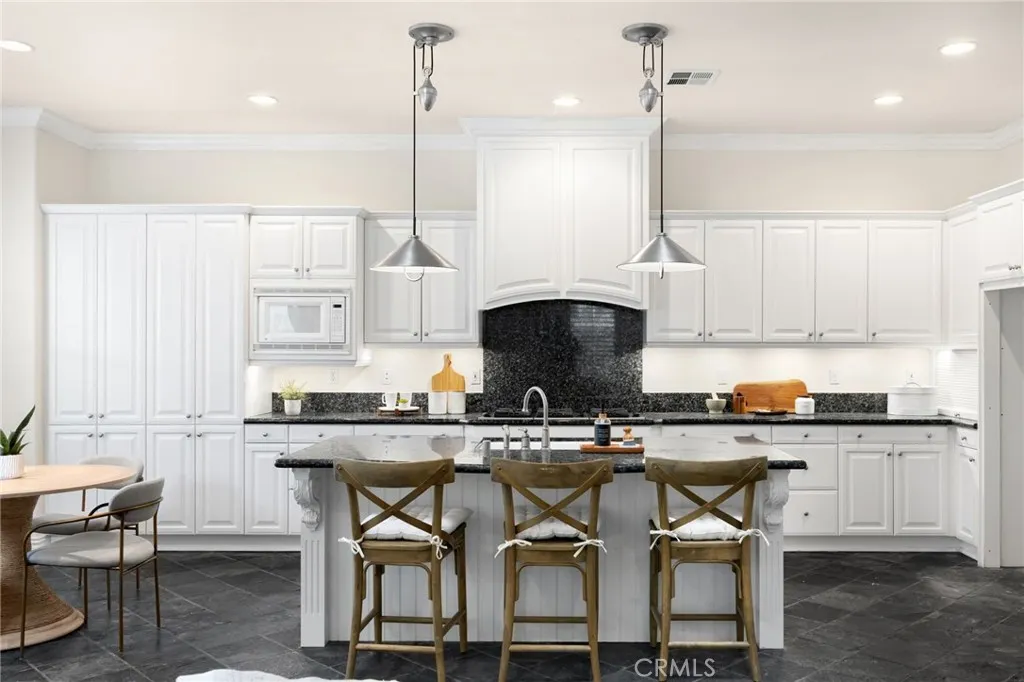 https://cdn.realtyfeed.com/cdn/127/307068633/f8982f64f110de7878327cc183120b58.webp
