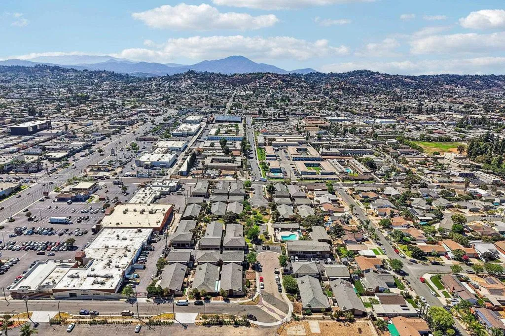 https://cdn.realtyfeed.com/cdn/127/307069179/da5d3a5dc11d00cd3908df1e66632aea.webp