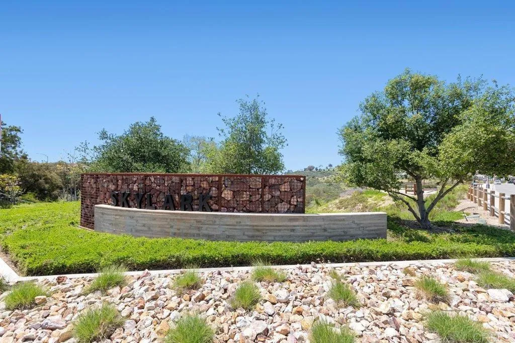 https://cdn.realtyfeed.com/cdn/127/307069668/0acef5ff8f7d13869ec1e87a7f5db895.webp