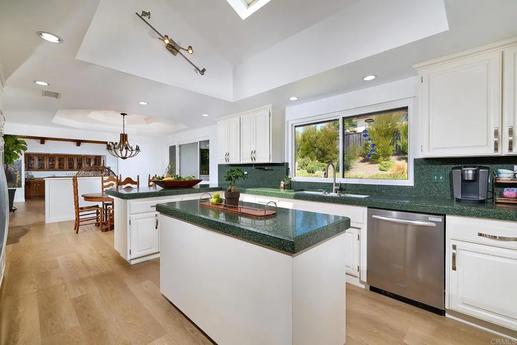 https://cdn.realtyfeed.com/cdn/127/307070111/aaaa3d4d0713b1406b3287b2bdaac1d6.webp