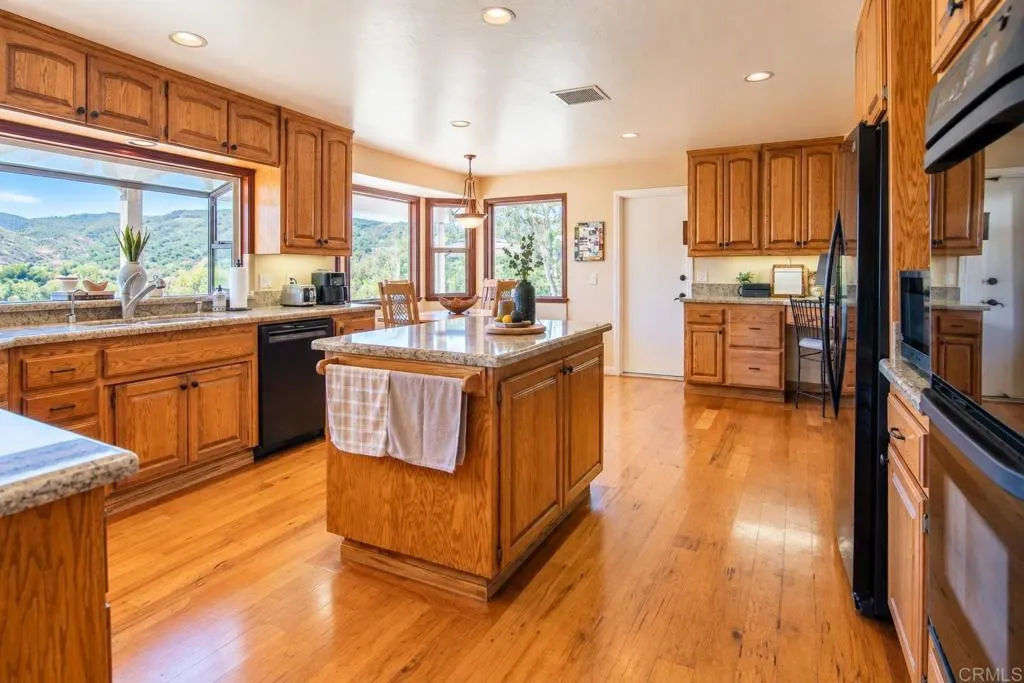 https://cdn.realtyfeed.com/cdn/127/307070121/014e0cb86f337ad93e49090f4d44bfe5.webp
