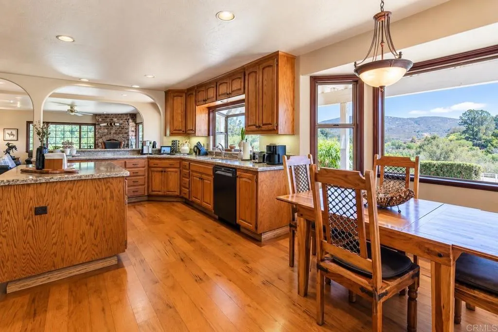 https://cdn.realtyfeed.com/cdn/127/307070121/18b8444558aef0e84e432afc66b8af42.webp